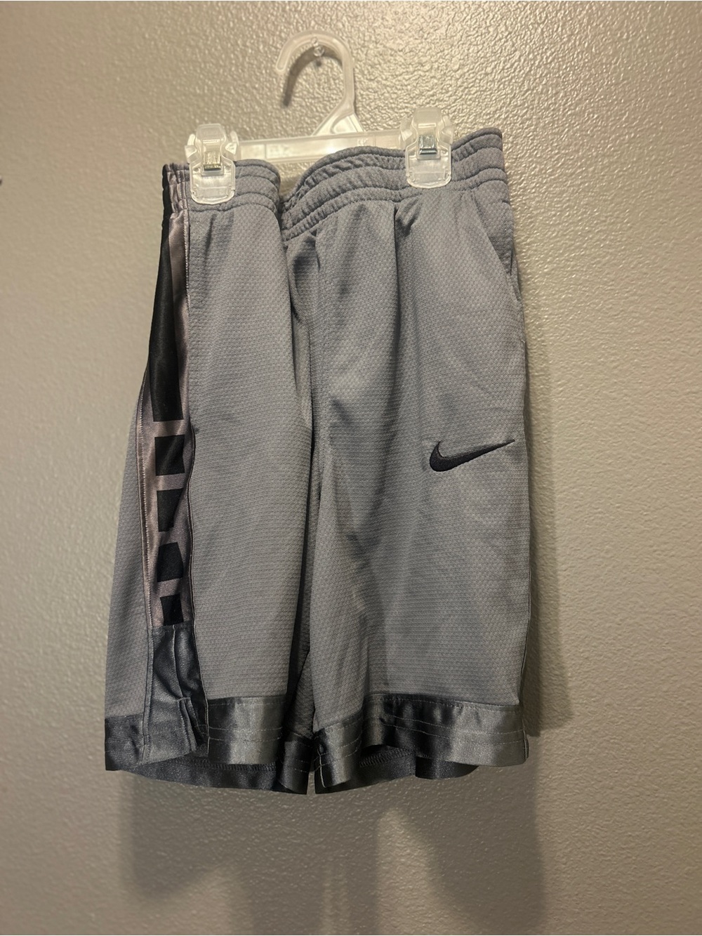 Nike Boys DriFIT Elite Basketball Shorts Youth Large L Gray Mesh Athletic Pocket